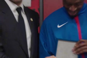 喜感！登贝莱水瓶当话筒发表获奖感言！