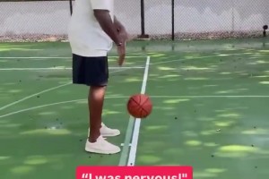 恢复这么快膝盖未戴护具？范弗利特现身火箭训练场指导队友