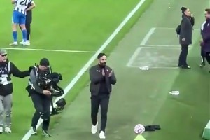 劳塔罗用意大利国粹手势疯狂嘲讽孔蒂，孔蒂在场边不甘示弱